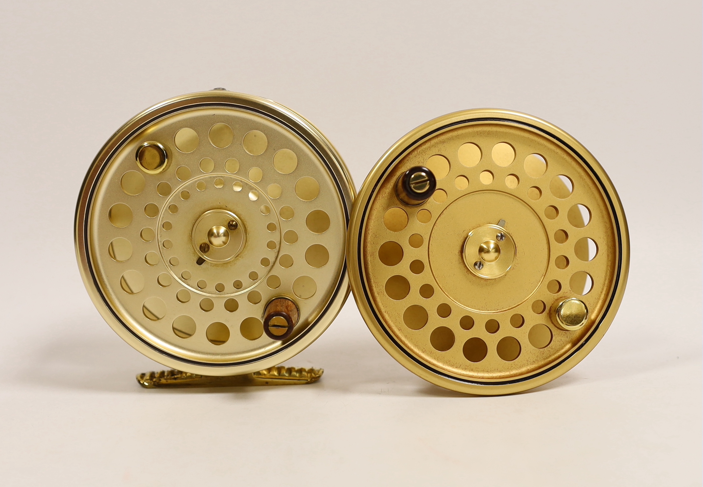 A House of Hardy Sovereign centre pin fly reel Serial Number 084 with spare spool reel in sheepskin lined soft case (2)